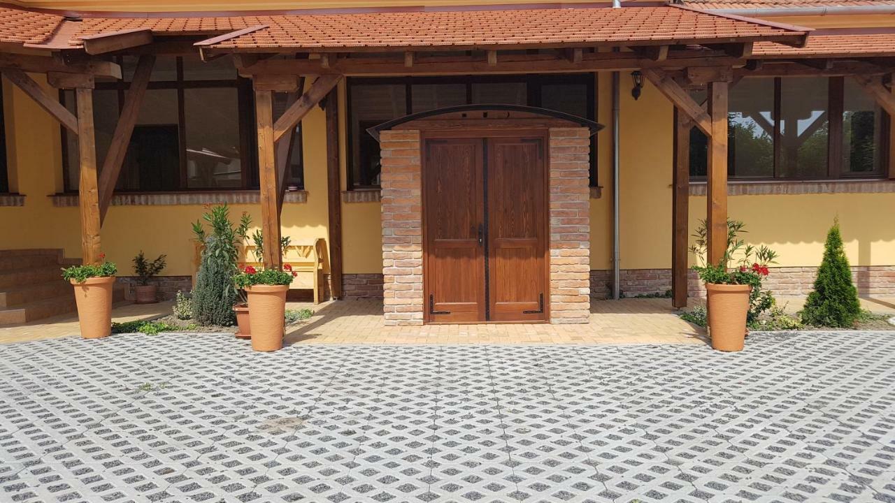 Toscana Apartman Gyula Exteriér fotografie