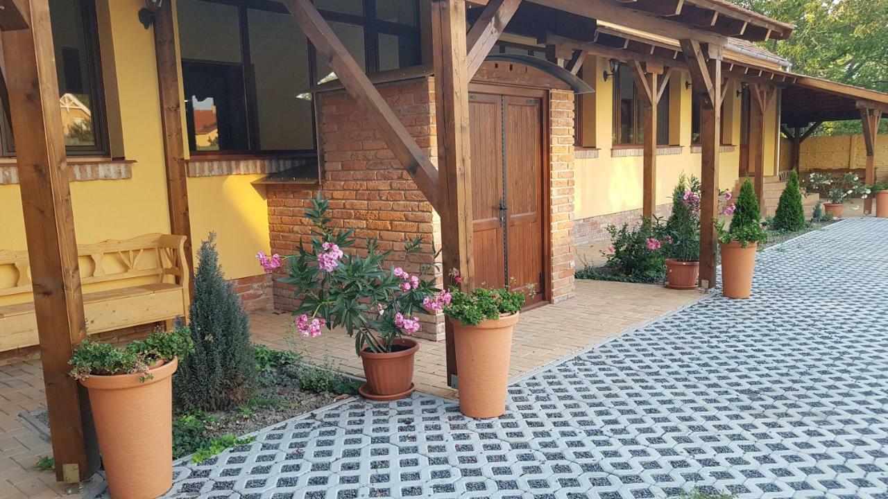 Toscana Apartman Gyula Exteriér fotografie