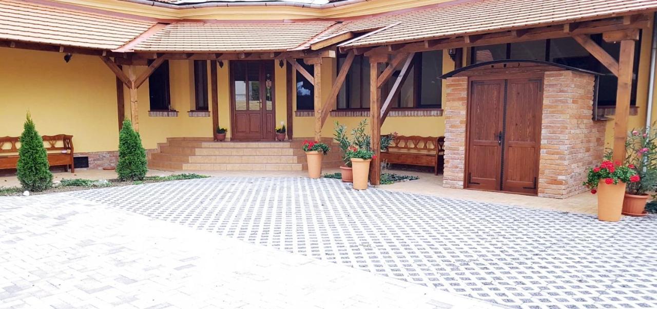 Toscana Apartman Gyula Exteriér fotografie